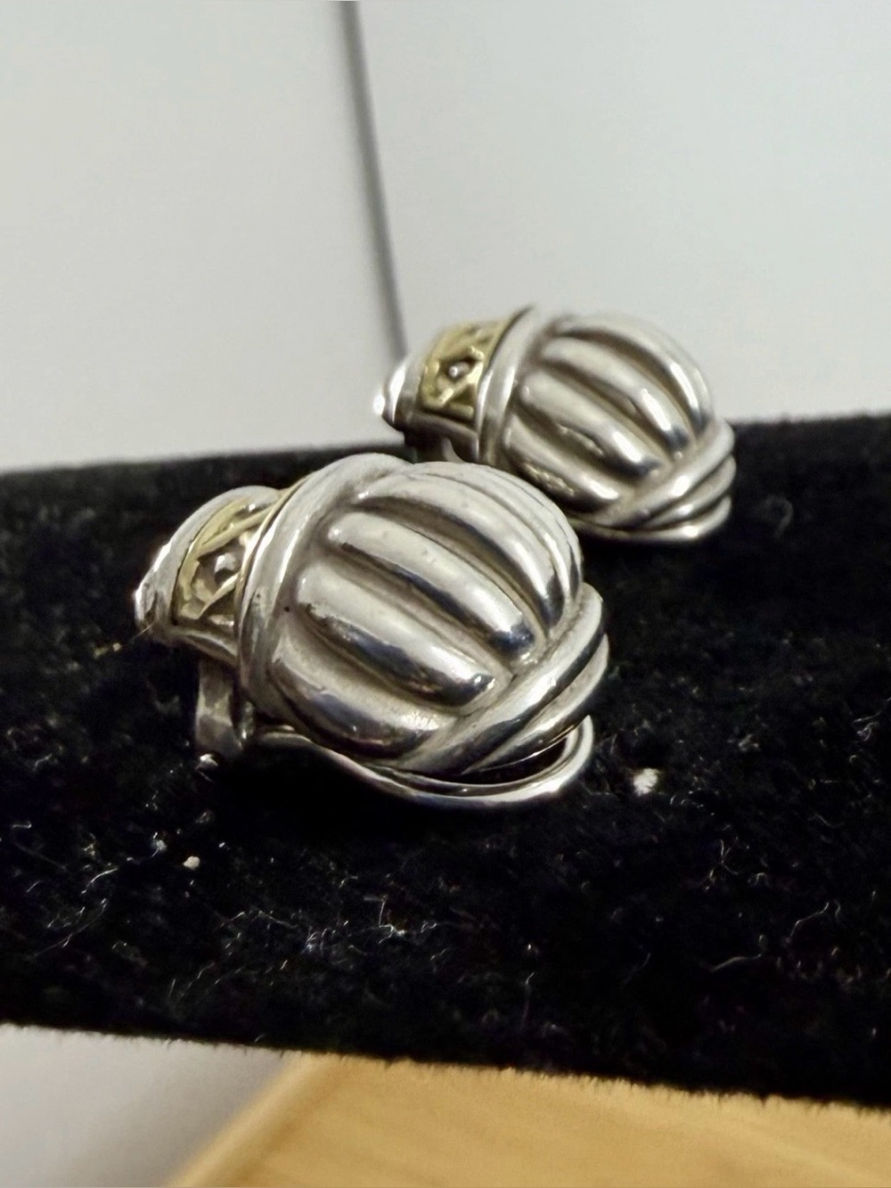 LAGOS CAVIAR Sterling & 18K Yellow Gold Ribbon Dome Criss Cross Post Earrings - Picture 7 of 12